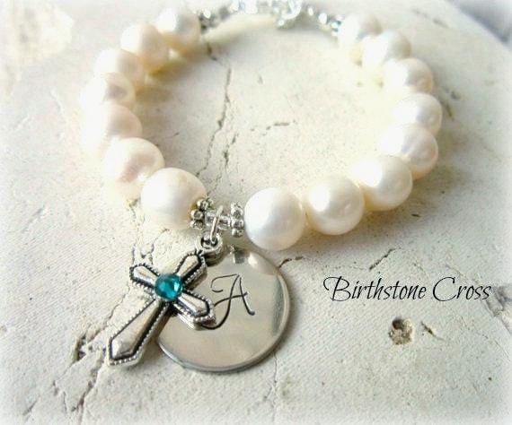Mädchen-Taufgeschenk. Erstkommunion Geschenk. Personalisiertes Taufe Armband. Kommunion Schmuck. Geburtsstein Perle Personalisierte Armband von JensBeadBox