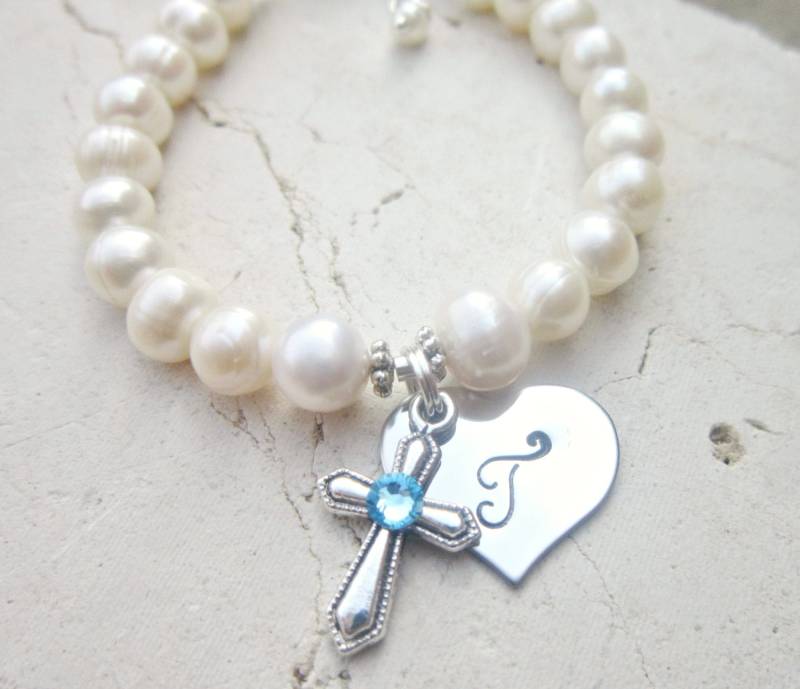 Mädchen Taufgeschenk. Geburtsstein Kreuz Armband. Erstkommunion Geschenk. Echte Perle Initial Herz Schmuck von JensBeadBox