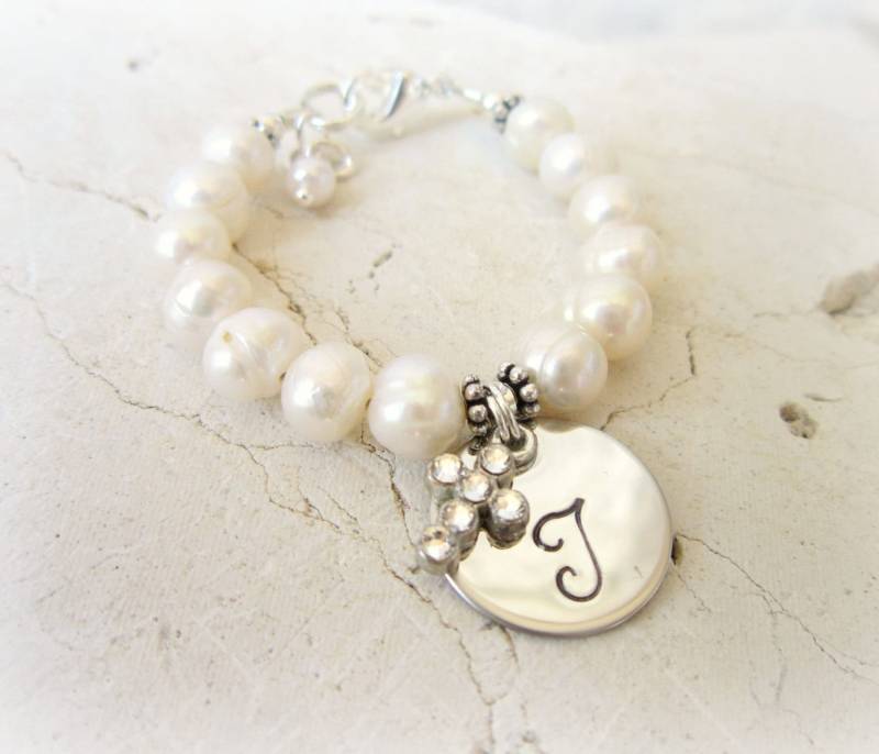 Mädchens Erstkommunion Geschenk. Mädchen Taufgeschenk. Kristallkreuz Und Perlenarmband. Echte Perlen Initial Armband. Taufschmuck von JensBeadBox