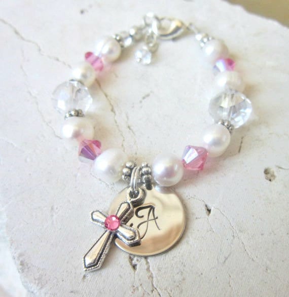 Mädchens Taufgeschenk.erste Kommunion Geschenk.kinder Rosa Kristall Kreuz Perlen Armband.mädchen Gestempelt Initial Bracelet.taufschmuck Mädchens Taufgeschenk.erste Kommunion Geschenk.kinder Rosa Kristall Kreuz Perlen Armband.mädchen Gestempelt Initial Bracelet.taufschmuck von JensBeadBox