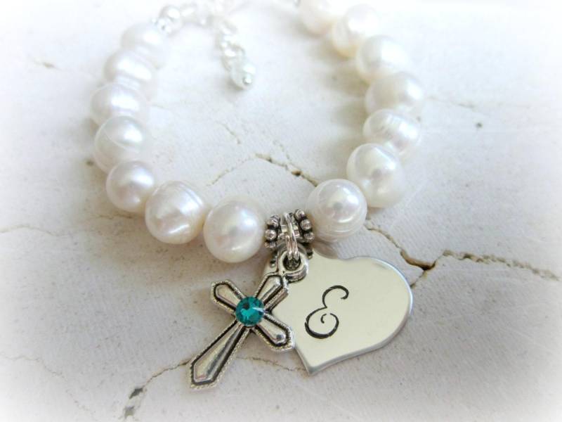 Mädchentaufe Geschenk. Geburtsstein Kreuz Armband. Erstkommunion Echte Perle Anfangsherz Armband Des Mädchens. Schmuck von JensBeadBox