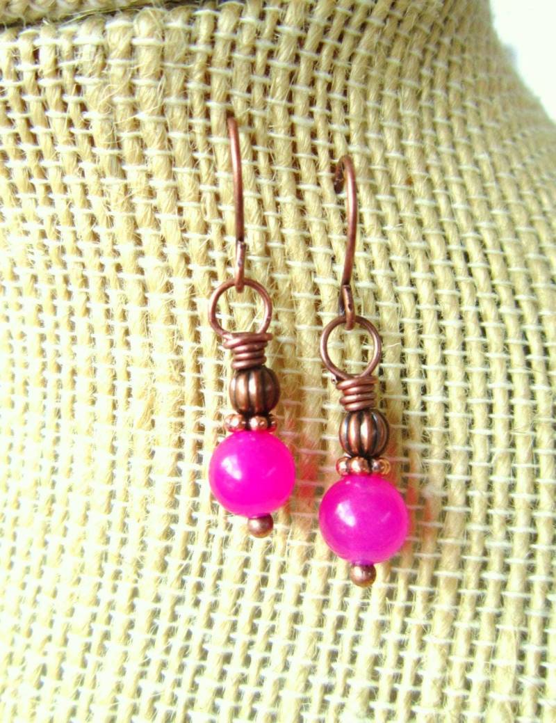 Magenta Ohrringe. Jade & Kupfer Tropfen Rosa Schmuck. Brustkrebs-Bewusstseins-Schmuck von JensBeadBox