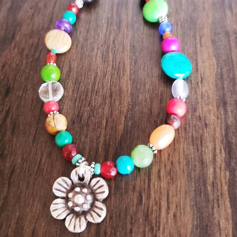 Multi Halbedelstein Halskette. Farbe Blumen-Anhänger-Halskette. Mehrfarbiger Schmuck. Stein Farbenfroher Schmuck von JensBeadBox