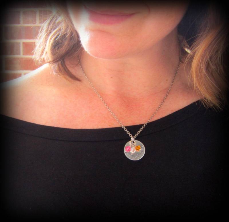 Muttertagsgeschenk Halskette. Mutter Geburtsstein Kreis Gestempelte Namenskette. Schmuck. Geschenk Für Mama. Muttertag Schmuck von JensBeadBox