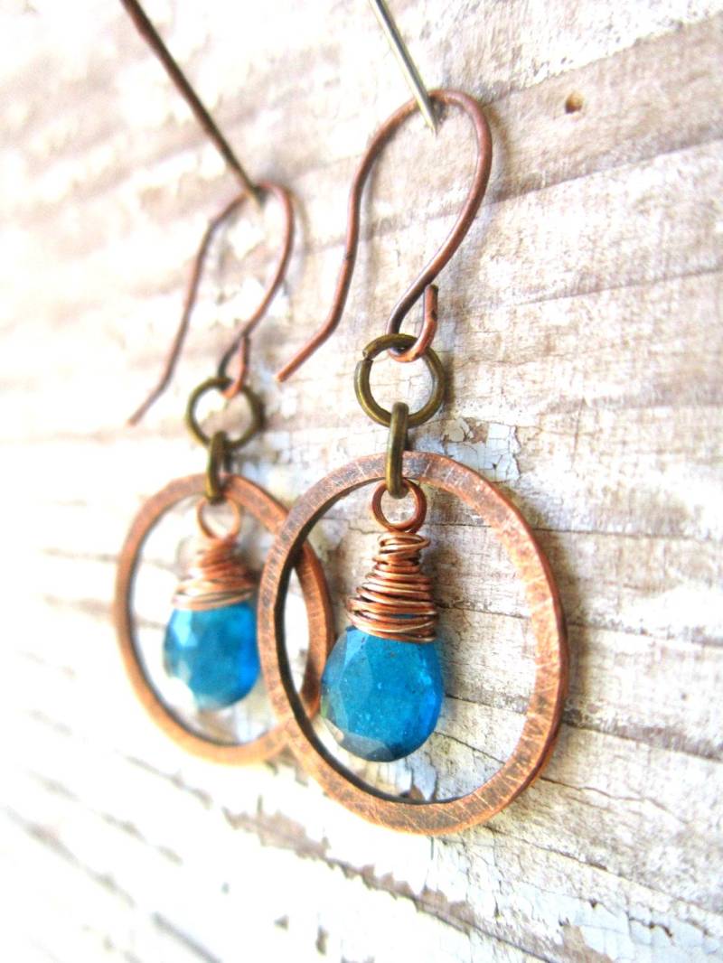 Neon Blau Apatit Ohrringe.draht Gewickelt Briolette & Gehämmert Kupfer Kreis Ohrringe.blauer Schmuck.kupfer Und Edelstein Ohrringe von JensBeadBox