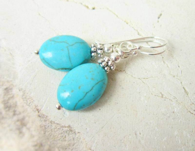Oval Türkis Ohrringe. Blauer Howlith Stein & Silber Tropfen Schmuck. Schmuck von JensBeadBox