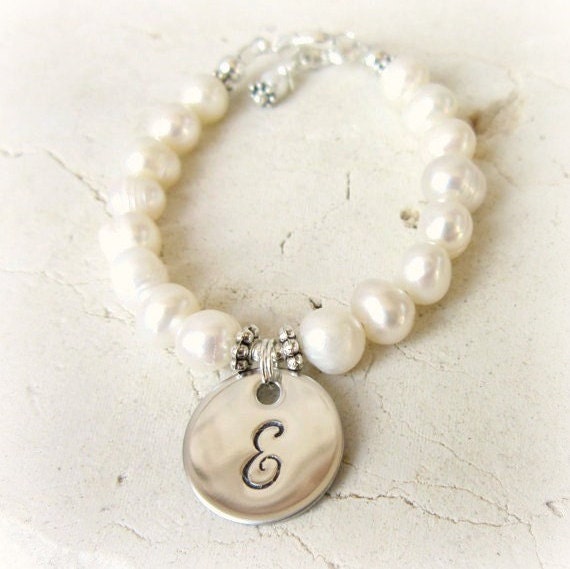 Personalisierte Baby Perle Armband. Mädchen Echte Initial Taufe Geschenk. Erstkommunion Hochzeit Blumenmädchen Schmuck von JensBeadBox