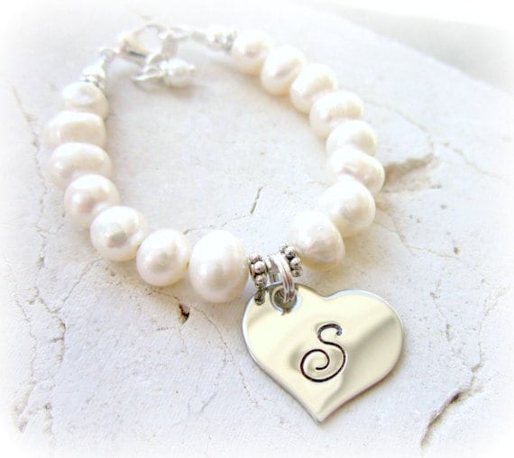 Personalisierte Baby Perle Armband. Mädchen Herz Charm Erste Taufe Geschenk. Erstkommunion Hochzeit Blumenmädchen Schmuck von JensBeadBox