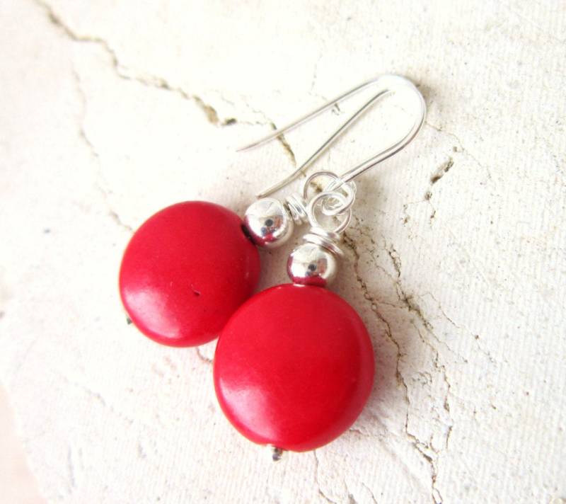 Rote Türkis Ohrringe. Türkise Howlith Tropfen Schmuck. Roter Schmuck von JensBeadBox