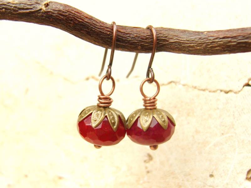 Rubinrote Facettierte Jade Ohrringe. Antike Messing Baumeln Roter Schmuck. Rote Halbedelstein Zierliche Rote Ohrringe von JensBeadBox