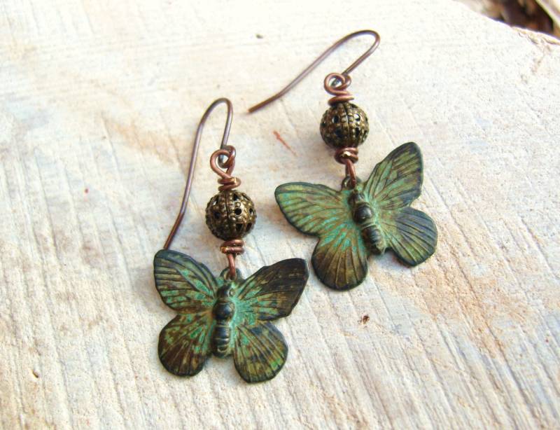 Schmetterling Ohrringe. Grün Metall Verdigris Rustikale Grün Patina Grüne Schmuck. Geschenk von JensBeadBox
