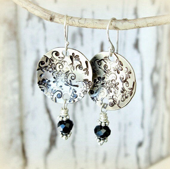 Schwarz Onyx Ohrringe.hammered Silber Ohrringe.silber Und Baumschminen Ohrringe.floral Muster Ohrringe.black Schmuck von JensBeadBox