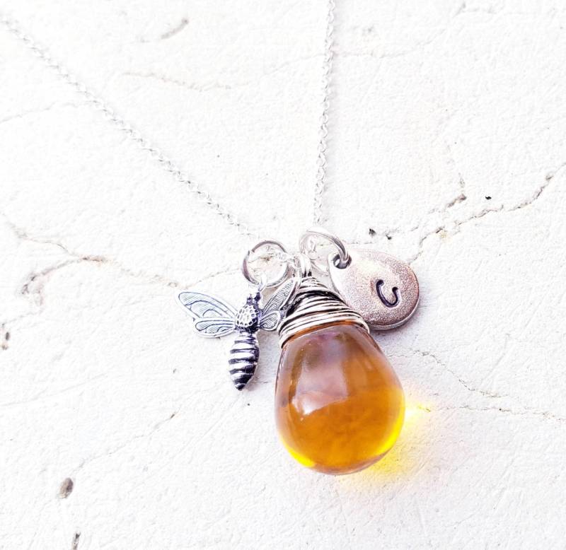 Silberne Honigbienen Kette. Gewickelte Citrin Tropfen Initial Personalisiertes Geschenk Für Naturliebhaber. Biene Schmuck. Schmuck Aus Glas von JensBeadBox