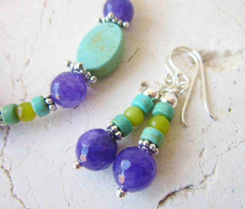 Türkis Howlith & Amethyst Ohrringe. Und Baumeln Schmuck. Tropfen Ohrringe von JensBeadBox