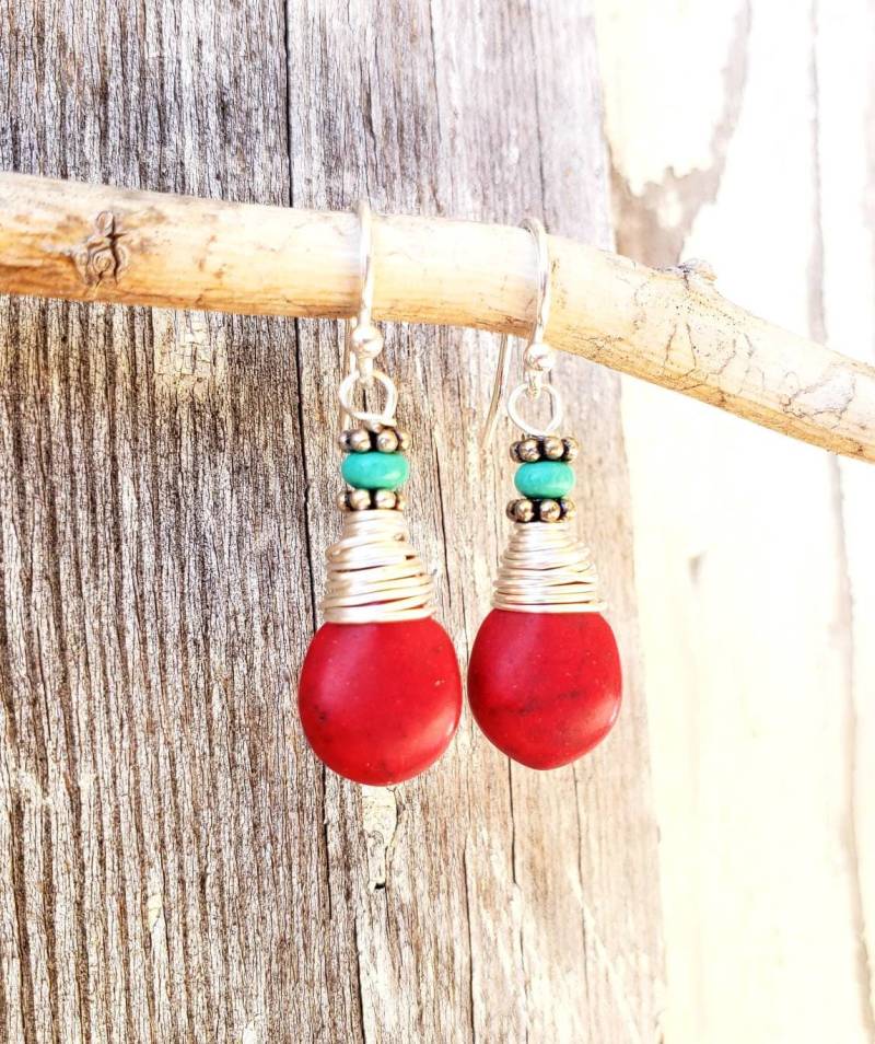 Wire Wrapped Rot Und Türkis Ohrringe.rote Ohrhänger.rote Tropfen Ohrringe. Roter Türkiser Schmuck. Rote Ohrringe von JensBeadBox