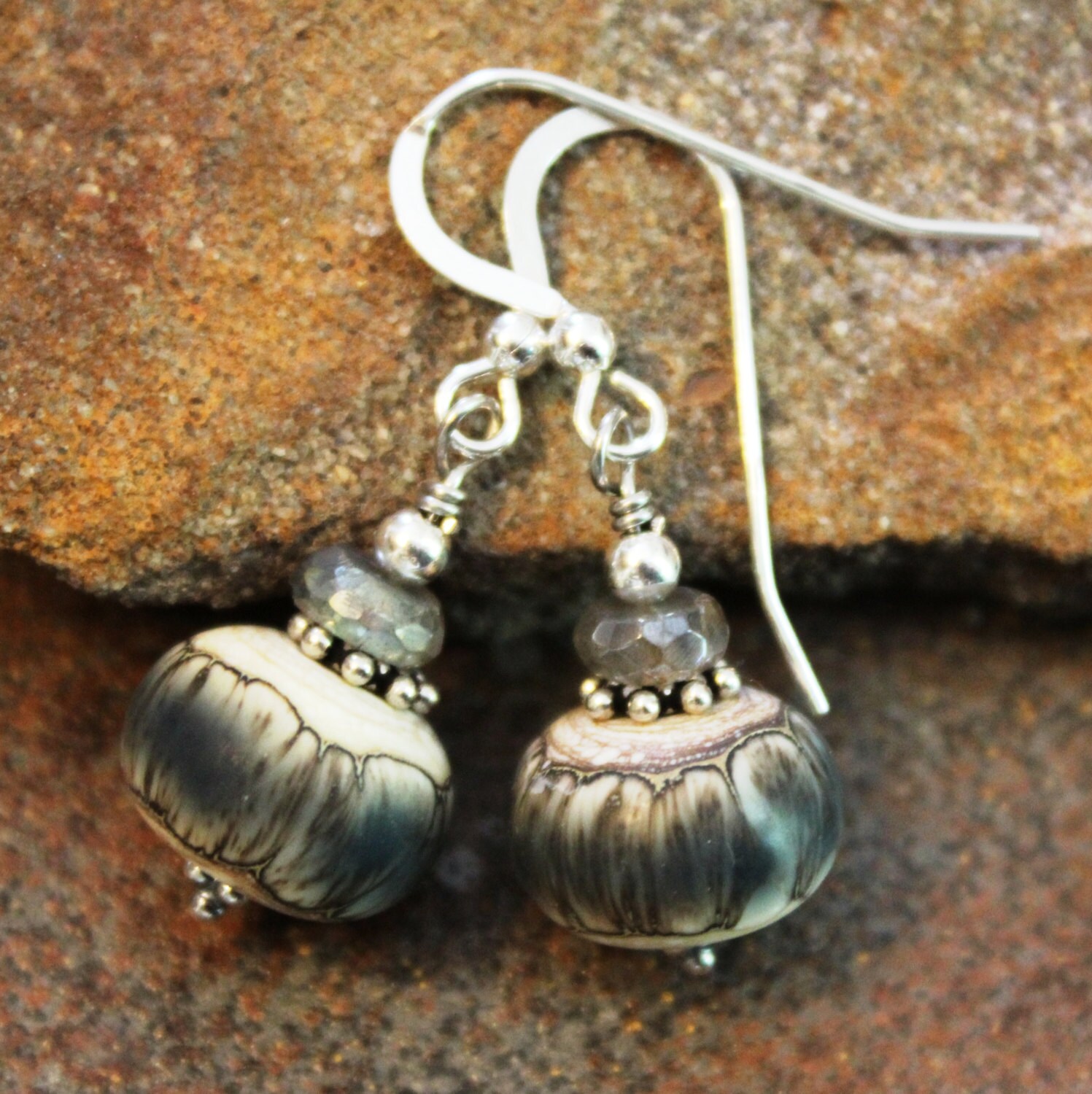 Elfenbein Kunst Glas Ohrringe Mit Labradorit Sterling Silber, Handgefertigter Lampwork Schmuck, Edelstein Jen's Fancy, Gift Her Elfenbein Kunst Glas Ohrringe Mit Labradorit Sterling Silber, Handgefertigter Lampwork Schmuck, Edelstein Jen's Fancy, Gift Her von JensFancy