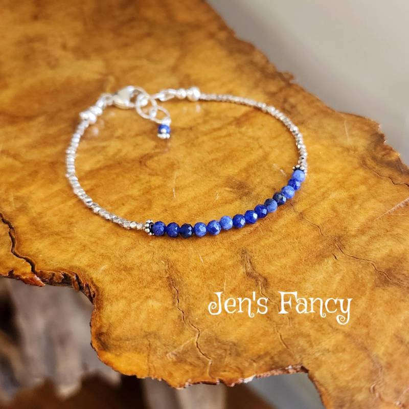 Sodalith Edelstein Armband Karen Hill Tribe Feinsilber, Layering Minimalist Armband, Jen's Fancy, Geschenk Für Sie, Schmuck von JensFancy