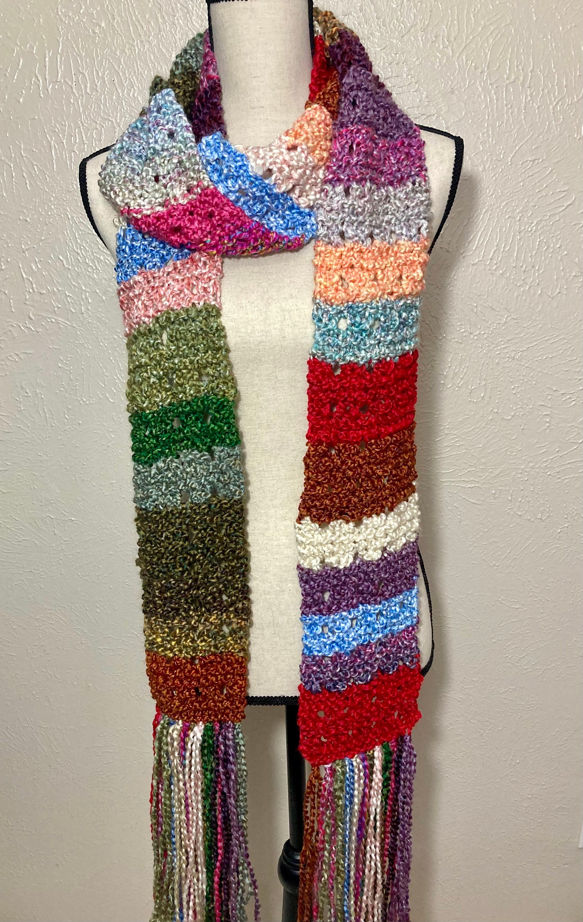 Rose Tyler-Inspirierter Schal von JensNerdyKnitting