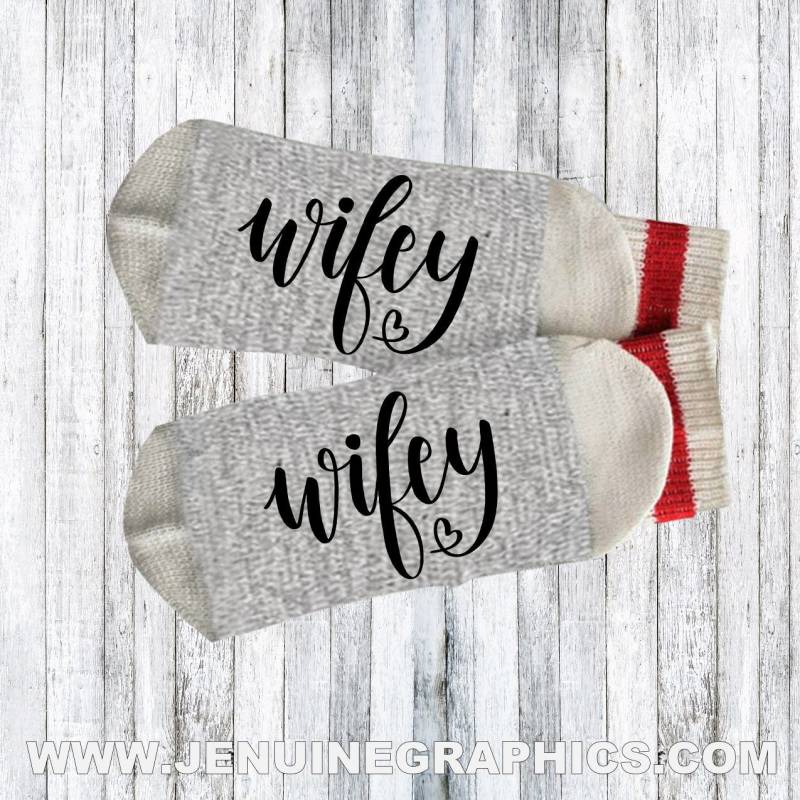 Hubby Socken - Wifey Neuheit Worte Auf Lustige Bräutigam Geschenk Verlobungsgeschenk Braut-Dusche-Geschenk Hochzeit von JenuineGraphics