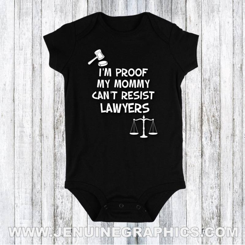 Ich Bin Der Beweis Meiner Mama Kann Nicht Widerstehen, Rechtsanwälte Schwarzen Bodysuit Lustige Geschenk Idee Sonderanfertigung in Jeder Besetzung von JenuineGraphics