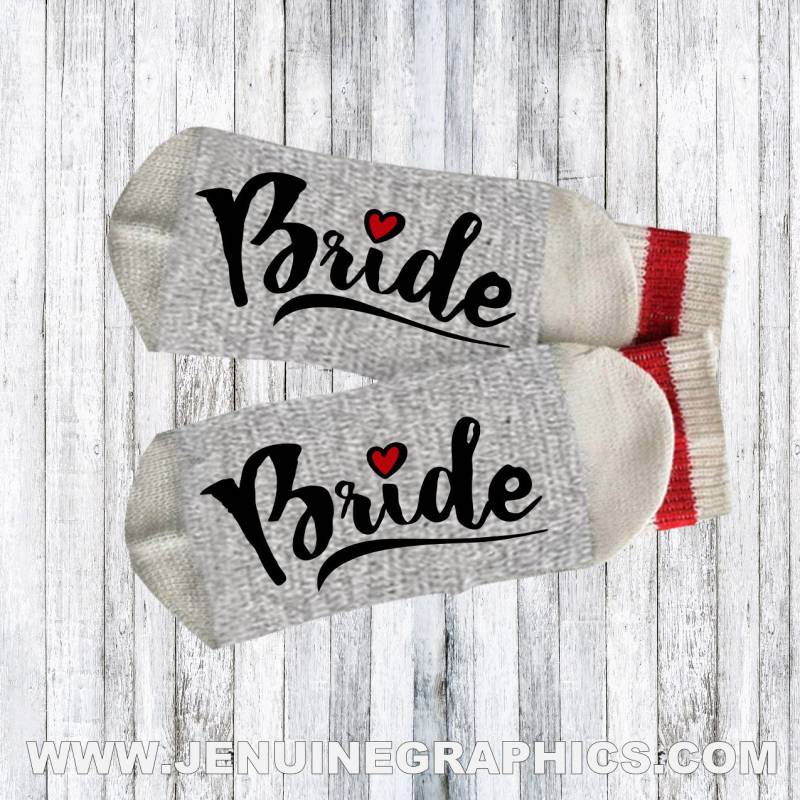 Trauzeugin Geschenk - Werden Sie Meine Brautjungfer Wörter Auf Socken Hochzeitsgesellschaft Text Braut Brautjungfern-Geschenk-Idee von JenuineGraphics