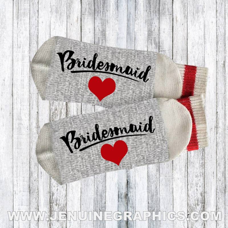 Trauzeugin Geschenk - Werden Sie Meine Brautjungfer Wörter Auf Socken Hochzeitsgesellschaft Text Braut Brautjungfern-Geschenk-Idee von JenuineGraphics