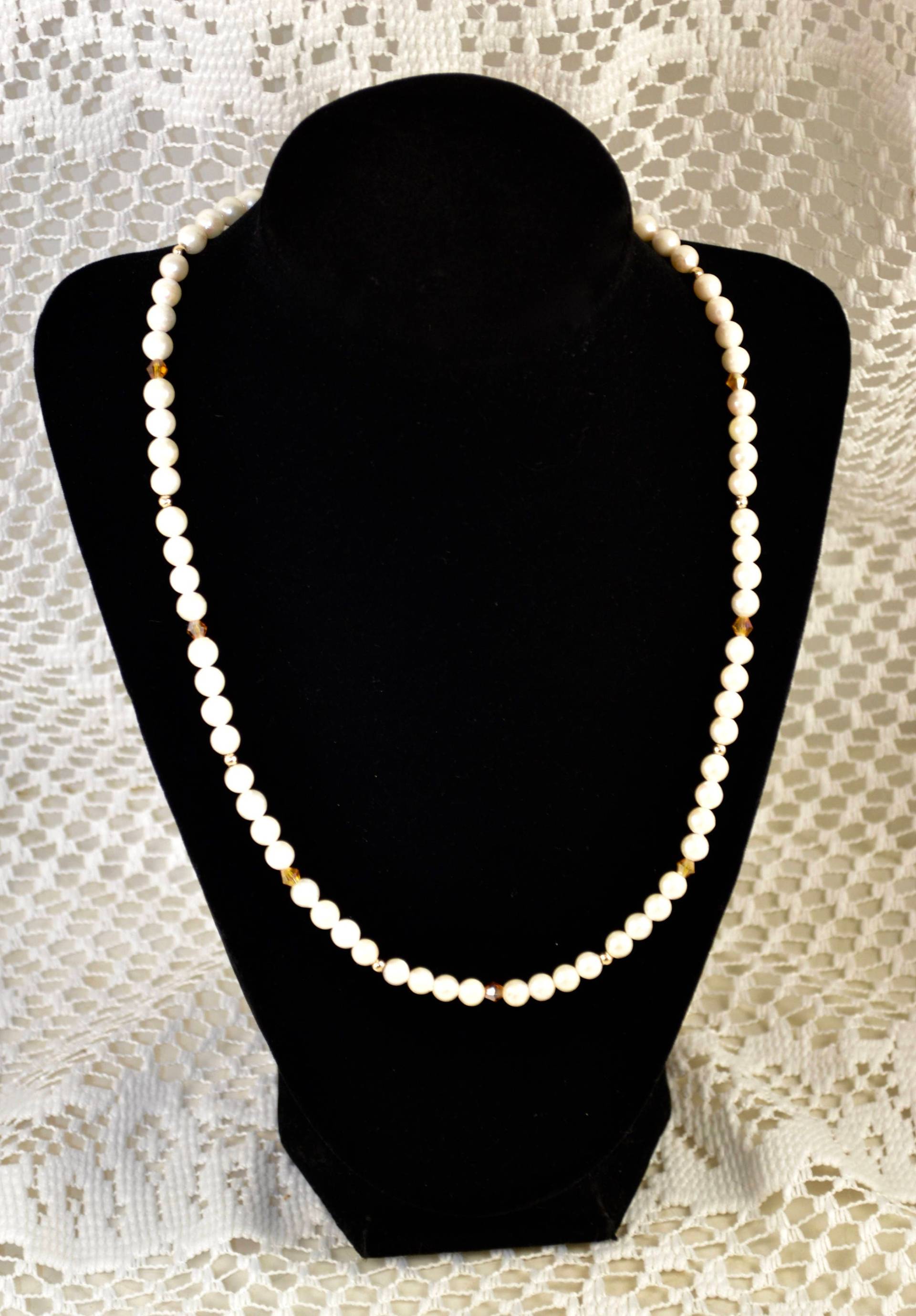 Süsswasserperlenkette Mit Swarovski Kristallen Süsswasserperlenkette Mit Swarovski Kristallen von JenzersGems