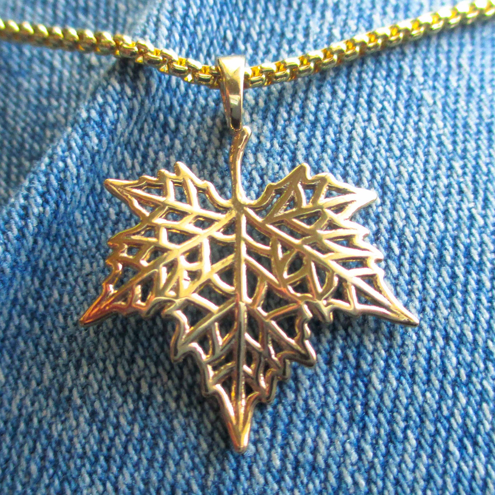 Ahorn-Blatt-Anhänger Ahorn-Blatt-Anhänger von JeremyMallin