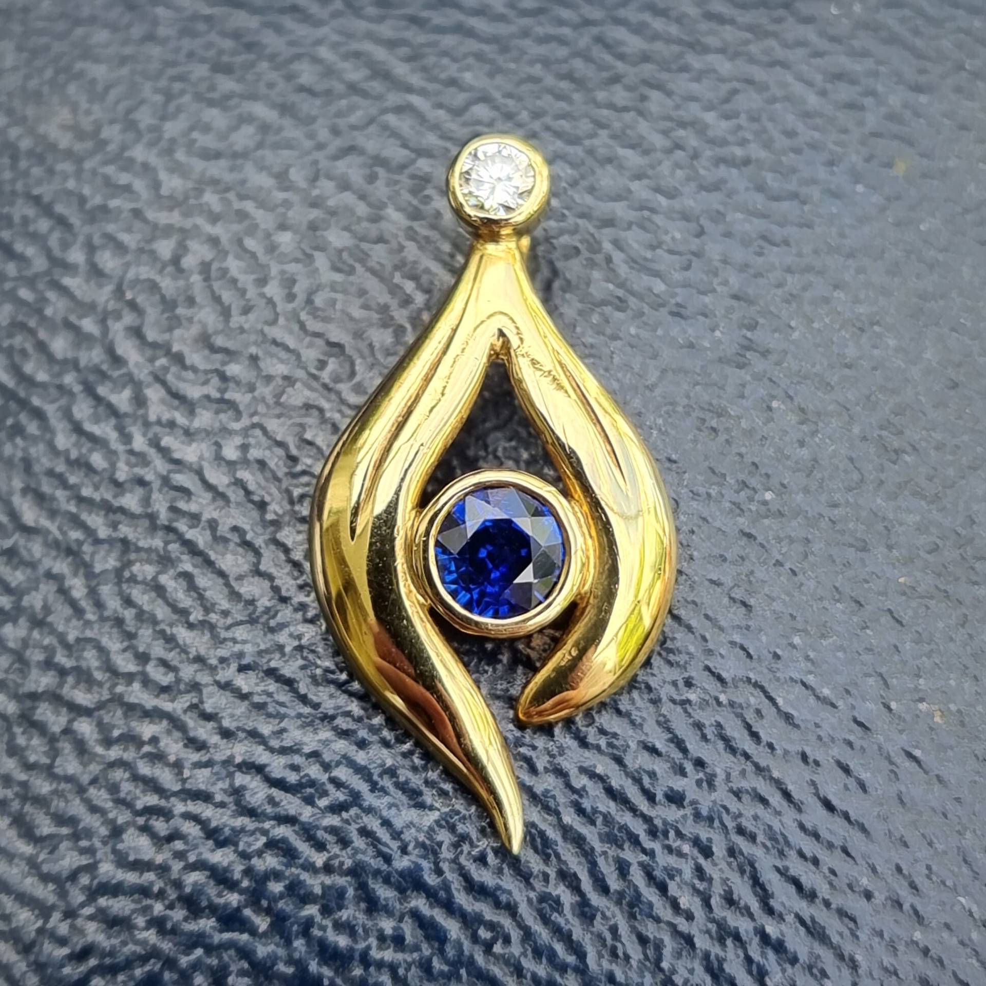 18Ct Gold Saphir & Diamant Anhänger von JeremySilverthorne