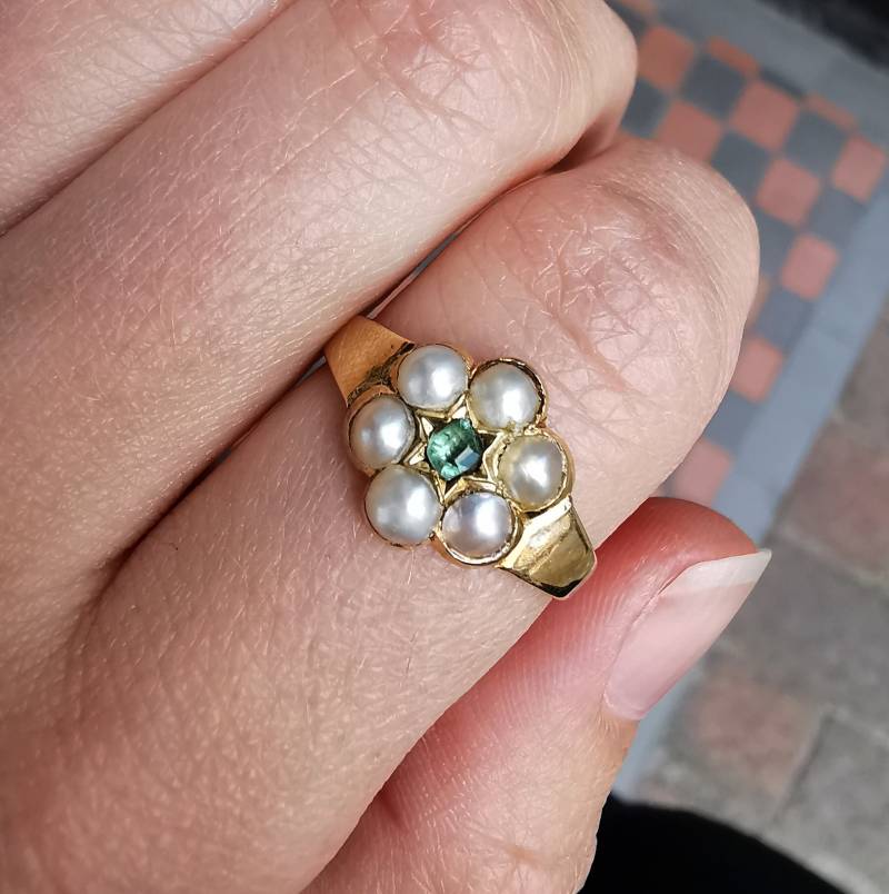 Antiker 9Ct Gold Smaragd Und Perle Mouring Daisy Cluster Ring Antiker 9Ct Gold Smaragd Und Perle Mouring Daisy Cluster Ring von JeremySilverthorne