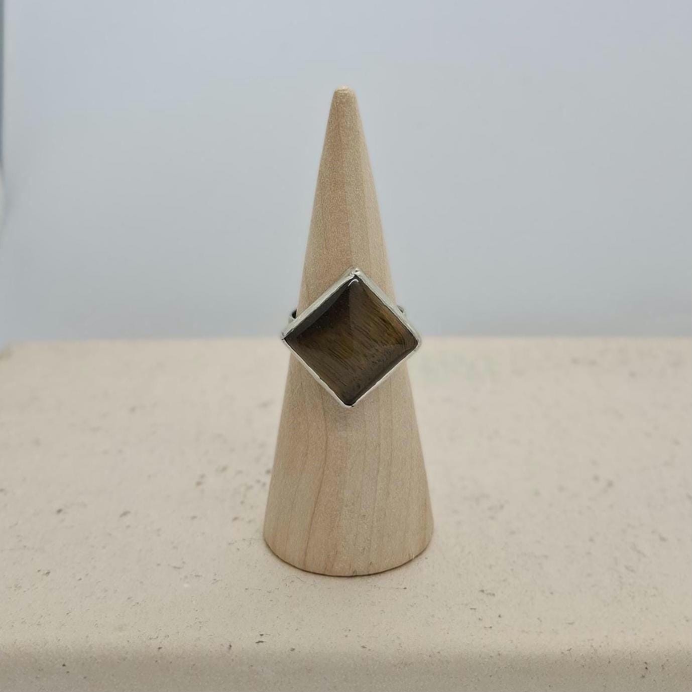 Handgefertigter Silberring Mit Tigerauge von JerenJewelry