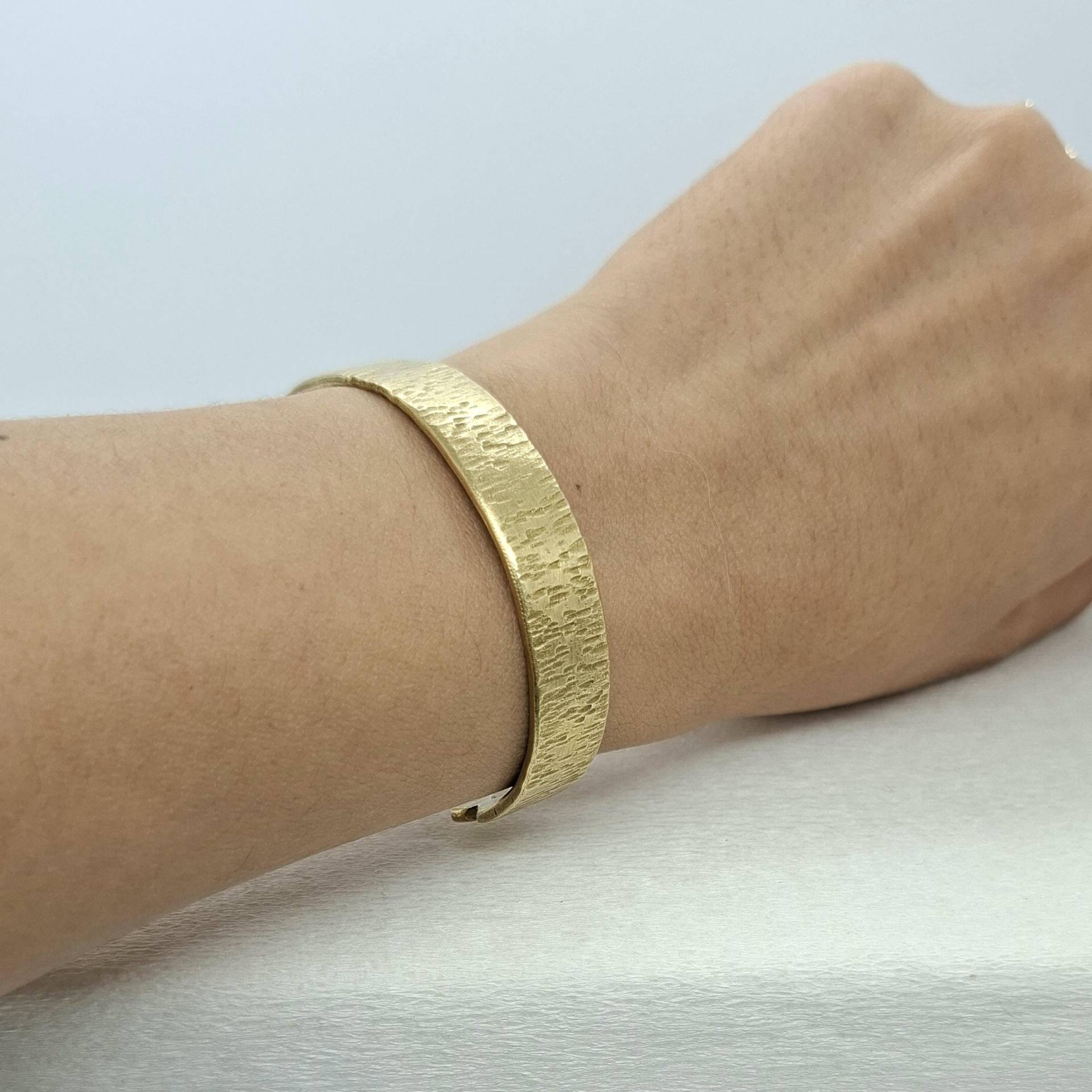 Handgemachte Armspange Gehämmert Golden Armband Verstellbarer Armreif Aus Messing Für Handwerker Schmuck Geschenk Handgemachte Armspange Gehämmert Golden Armband Verstellbarer Armreif Aus Messing Für Handwerker Schmuck Geschenk von JerenJewelry