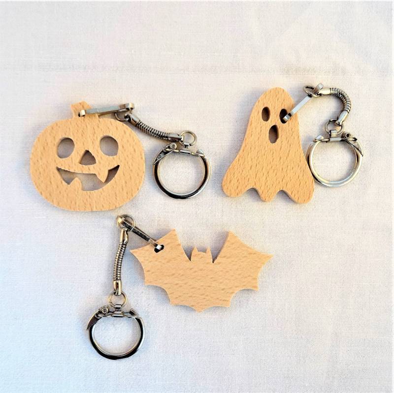 Tasche/Schlüsselring Aus Natürlichem Buchenholz, Halloween-Schmuck, Holzfledermaus, Holzgeist, Holzkürbis. Hergestellt Mit Einer Dekupiersäge von Jereveenbois
