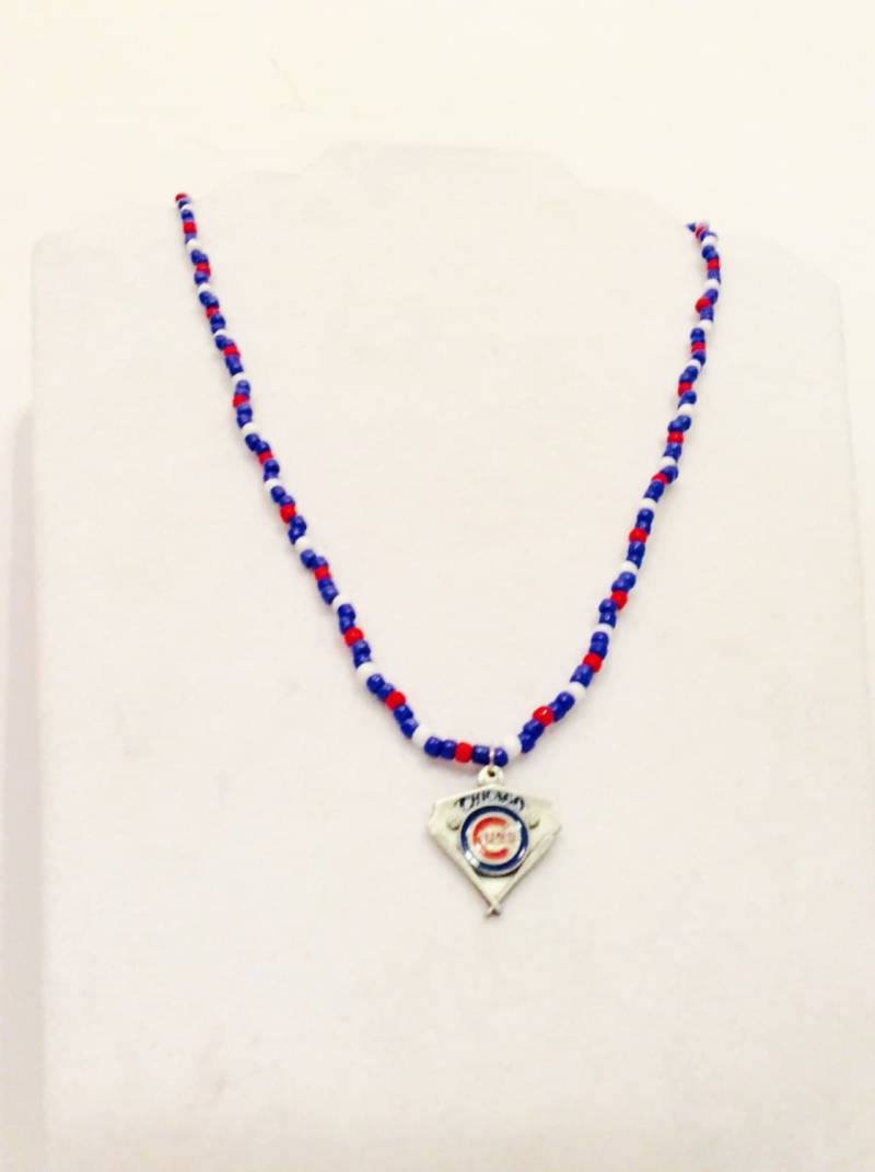 Baseball Halskette, Chicago Sports, Sport Fan Accessoire, Geschenk, Einzelstück, Sommer Schmuck, Rot Blauer Ball, Geschenk Baseball Halskette, Chicago Sports, Sport Fan Accessoire, Geschenk, Einzelstück, Sommer Schmuck, Rot Blauer Ball, Geschenk von JeriAielloartstore