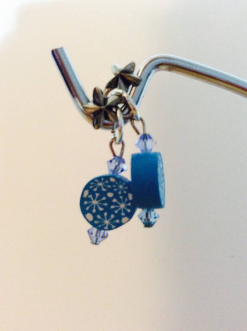 Blau Weiße Weihnachtsohrringe, Schneeflockenohrringe, Blauer Schneeschmuck, Jeriaielloartstore, Hergestellt in Amerika, Kleine Unternehmen von JeriAielloartstore