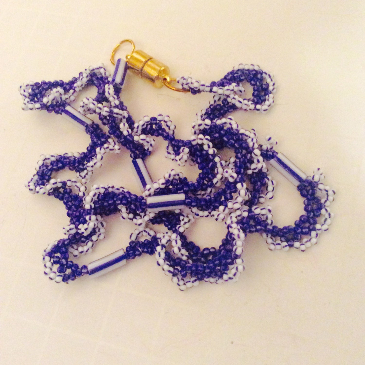 Blaue Spitzenkette, Cubby Blau, Ooak Blau Weisser Schmuck, Jeriaielloartstore, Einzelstück, Hippie Style, Gerüschter Oglala Schmetterling von JeriAielloartstore