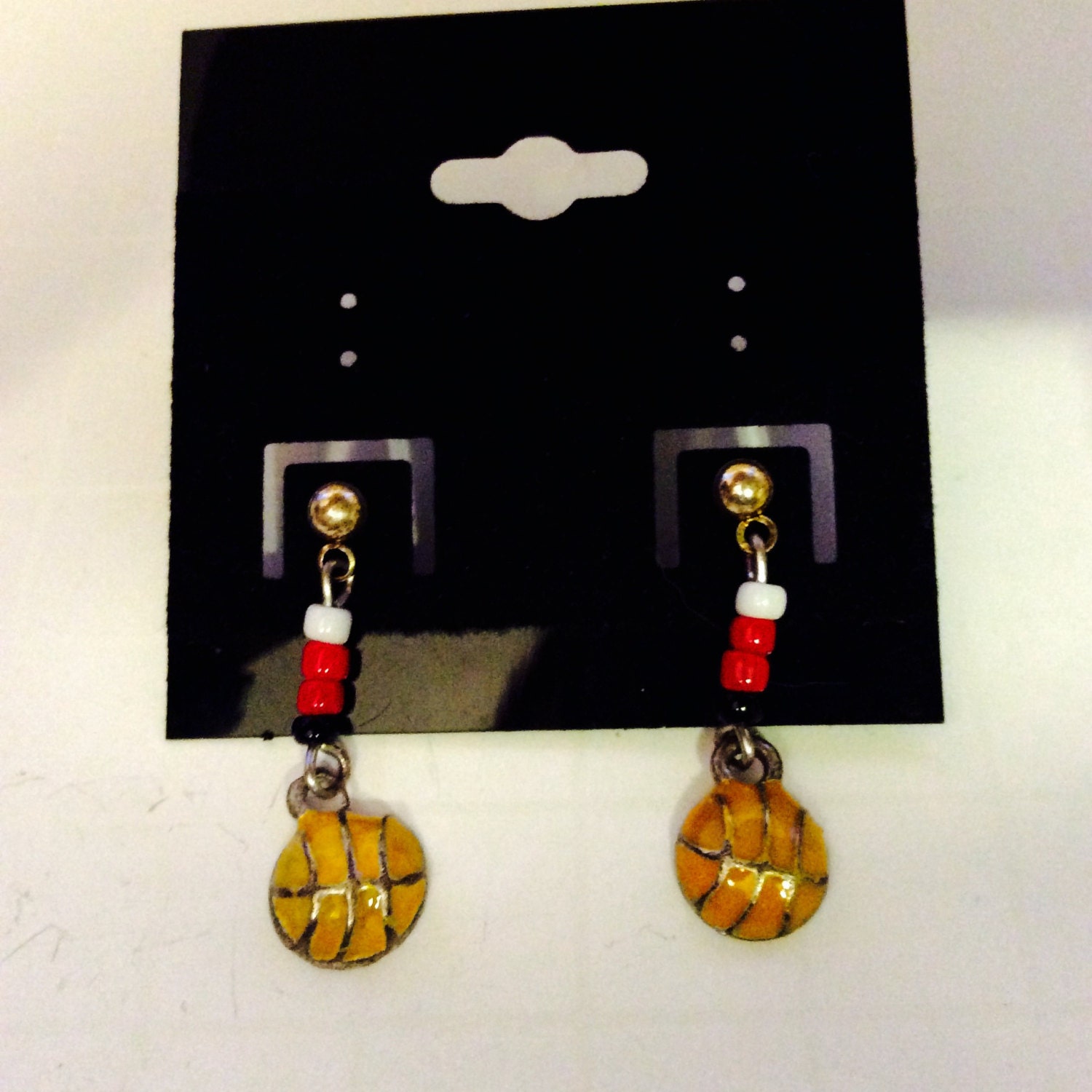 Gelbe Basketball Ohrringe Mit Roten, Schwarzen Und Weißen Rocailles, Schmuck, Geschenk Für Basketballspieler, Sportohrringe, Basketballfan von JeriAielloartstore