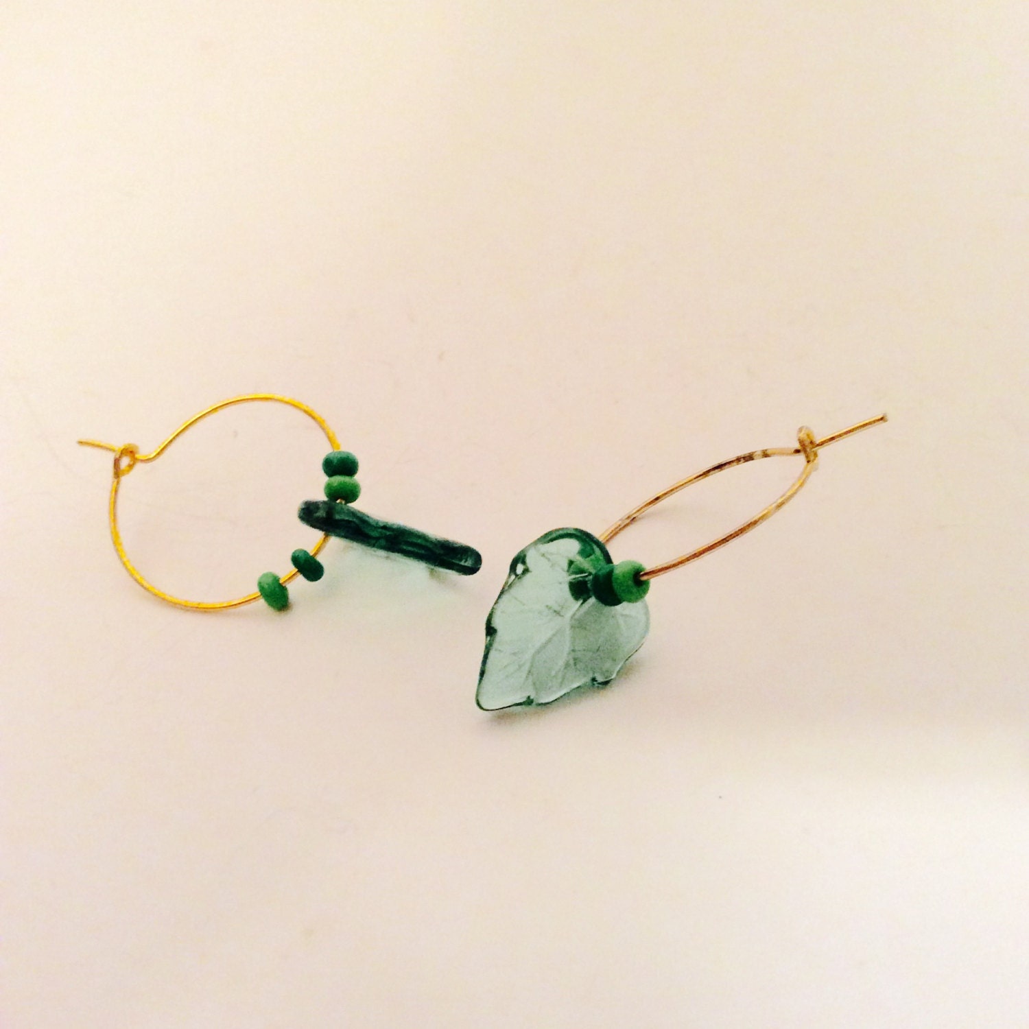 Grüne Blatt Creolen, Unikat Ganzjährige Mode, Winter Grüner Schmuck, Goldfarbe Durchbrochene Creolen Mit Grün, Gartenliebhaber von JeriAielloartstore