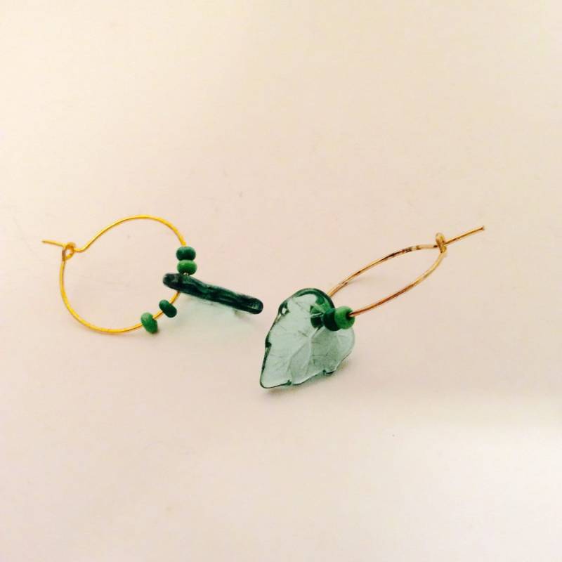 Grüne Blatt Creolen, Unikat Ganzjährige Mode, Winter Grüner Schmuck, Goldfarbe Durchbrochene Creolen Mit Grün, Gartenliebhaber Grüne Blatt Creolen, Unikat Ganzjährige Mode, Winter Grüner Schmuck, Goldfarbe Durchbrochene Creolen Mit Grün, Gartenliebhaber von JeriAielloartstore
