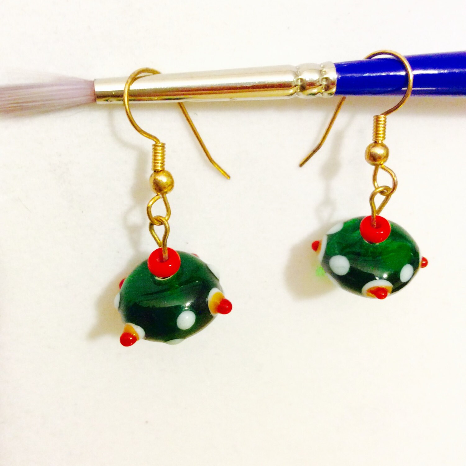 Grüne Handgemachte Ohrringe Mit Grünen, Roten Und Weißen Akzenten, Durchbohrte Ohren, Ganzjähriger Stil, St. Patrick's Day, Weihnachten, Gartenfarben von JeriAielloartstore