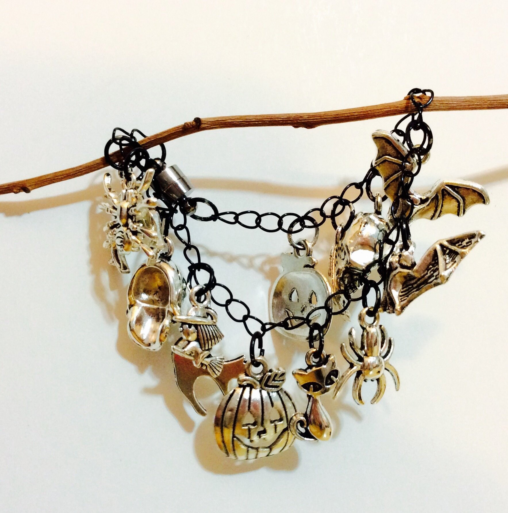 Halloween Armband, Bettelarmband, Herbst Outfit, Beängstigend, Gruselig, Ooak, Jeriaielloartstore, Herbstgarderobe, Süßes Oder Saures von JeriAielloartstore