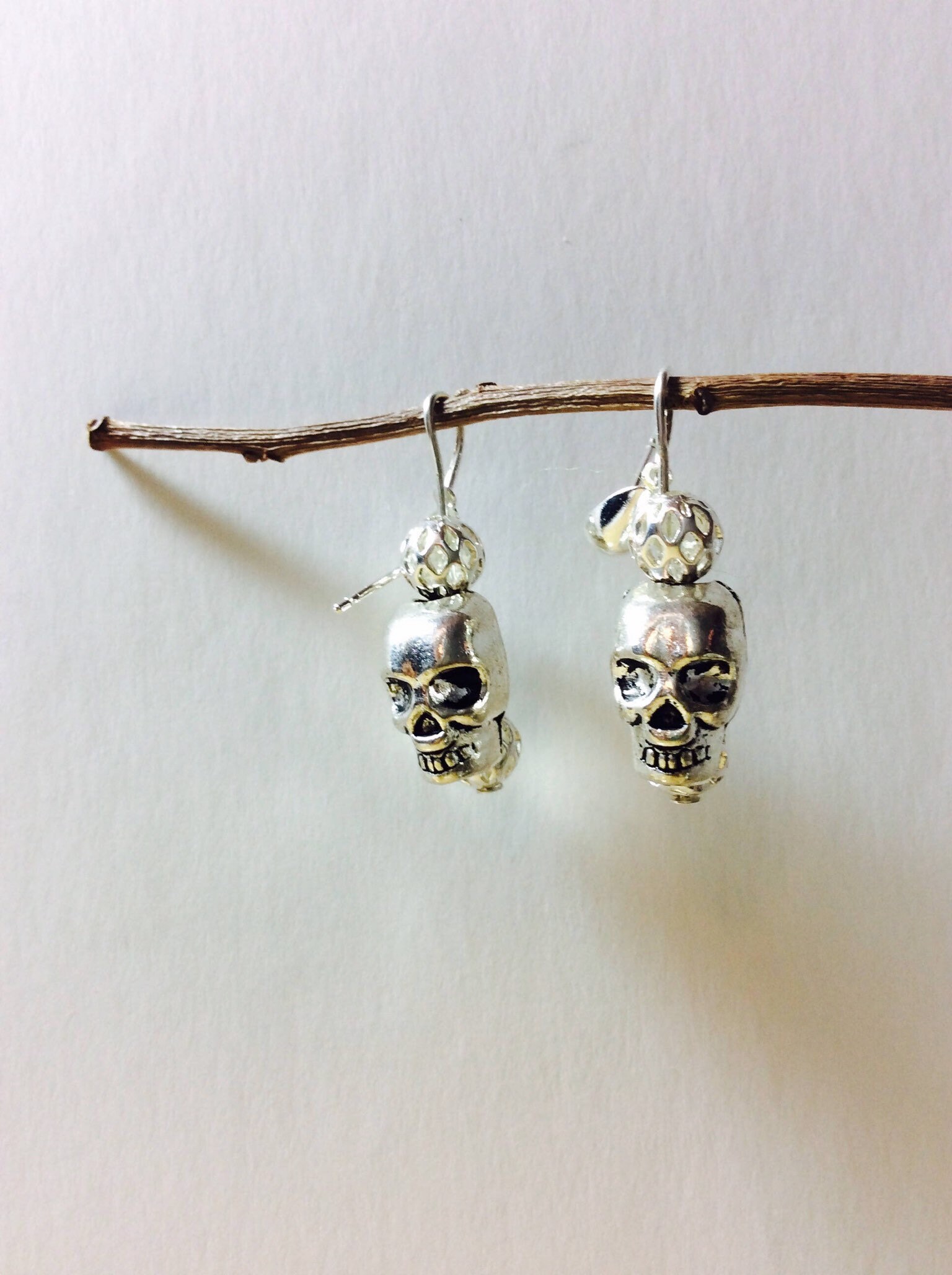 Halloween Ohrringe, Schädel Ausgefallene Schädel, Schmuck, Einzelstück, Original, Herbst Jeriaielloartstore von JeriAielloartstore