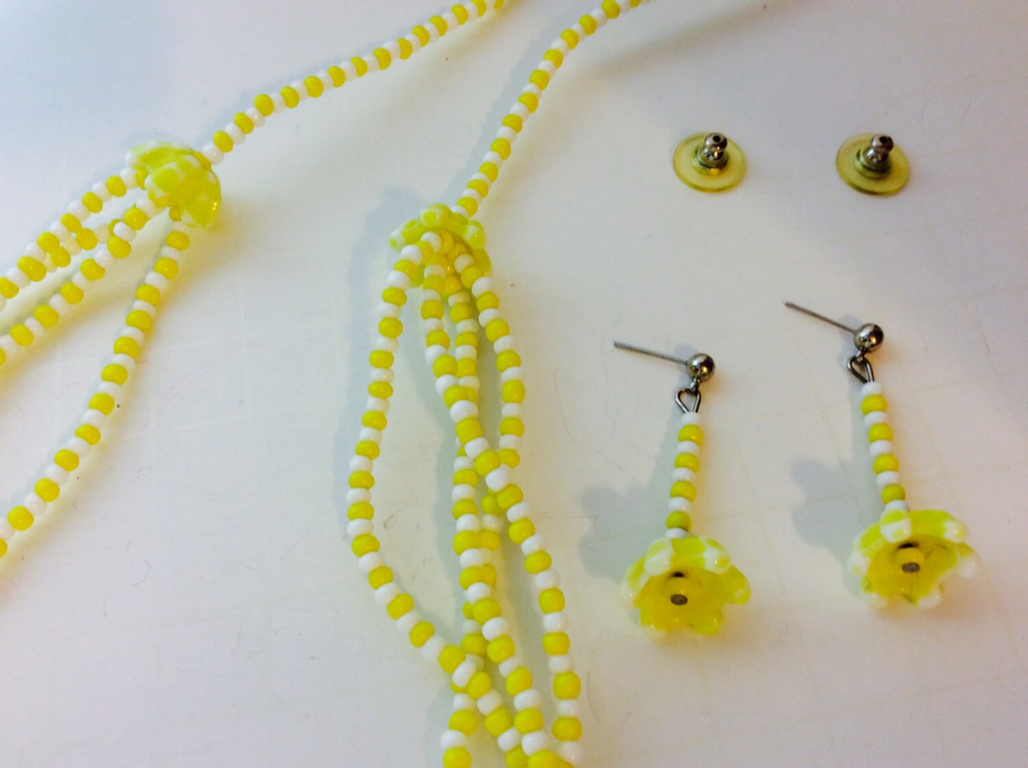 Handgefertigter Gelber Schmuck-Set, Halskette Und Ohrringe, Kleiner Laden, Mix Or Match, Ganzjahres Schmuck, Originelles Design, Boho Accessoire von JeriAielloartstore