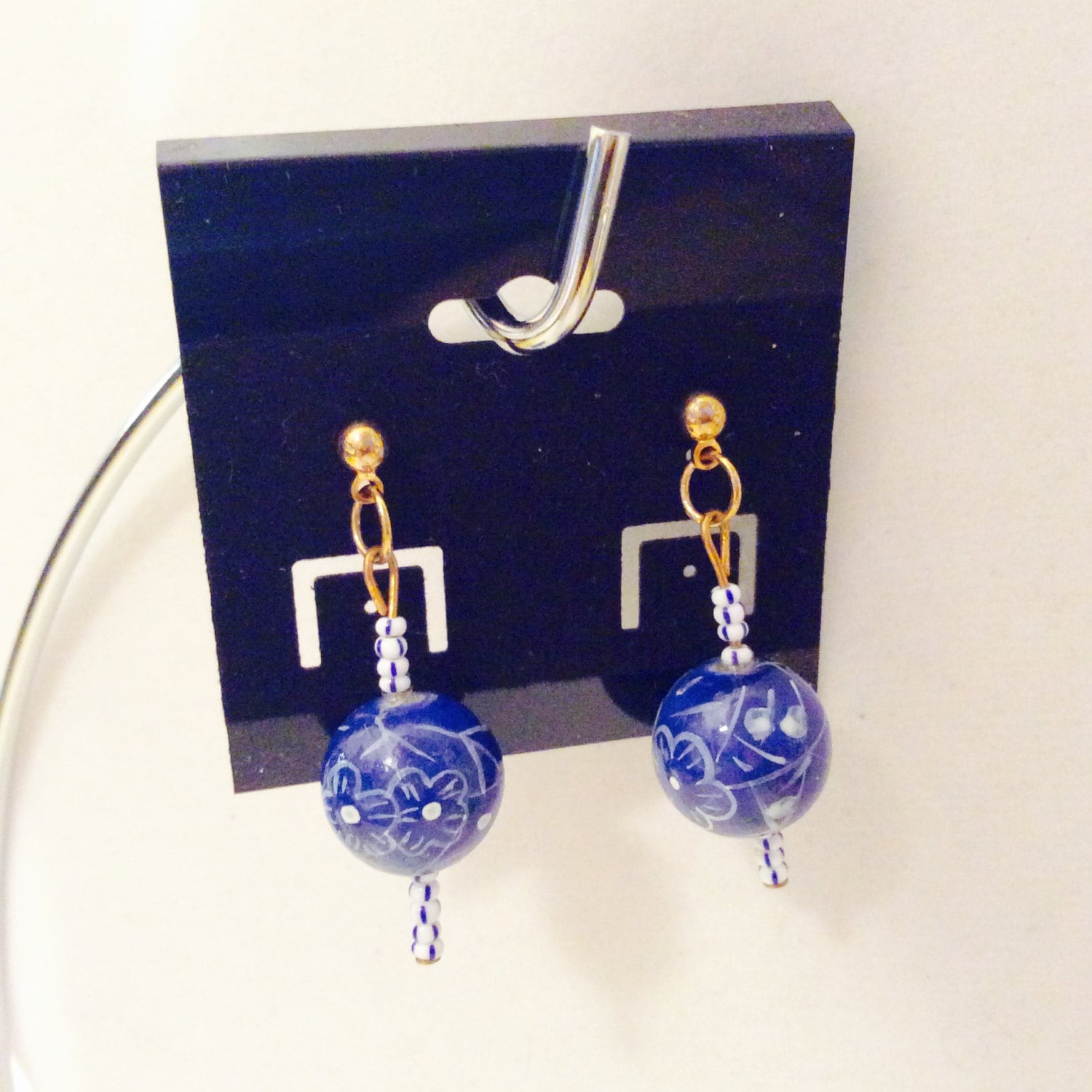 Handgemachte Blau Weiße Ohrringe, Winter Blau, Boho Style, Hippie Schmuck, Kleiner Usa Laden, Back Toschool, Durchbohrte Ohrringe von JeriAielloartstore