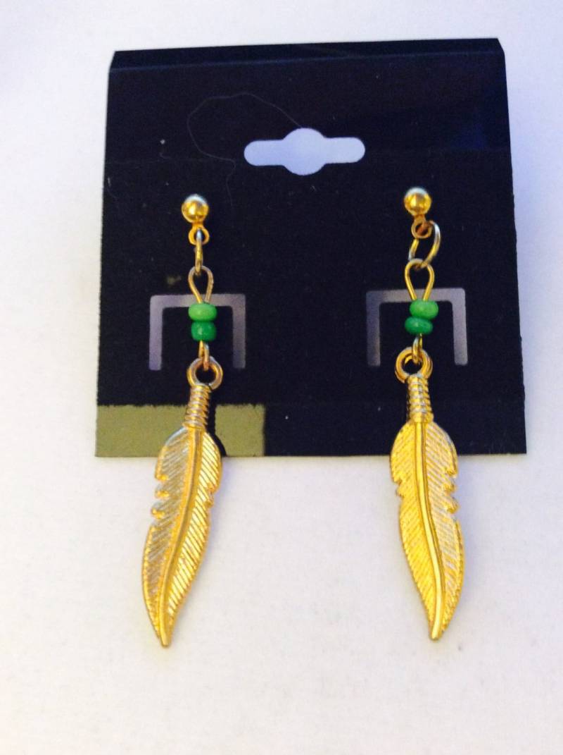 Handgemachte Feder Charm Ohrringe. Durchbohrte Federn, Schmuck Mit Akzenten Grün, Frühling Sommer, Ooak Original, Gold Farbe Feder Handgemachte Feder Charm Ohrringe. Durchbohrte Federn, Schmuck Mit Akzenten Grün, Frühling Sommer, Ooak Original, Gold Farbe Feder von JeriAielloartstore