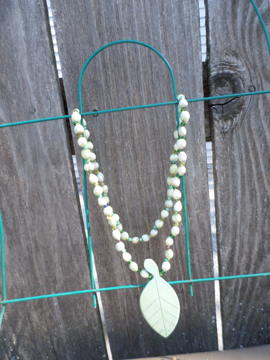 Handgemachte Grüne Samen Kette, Blatt Anhänger, Mit Perlen, Holzanhänger, Naturliebhaber, Frühling Sommer, Ernte Outfit, Gartenthema von JeriAielloartstore