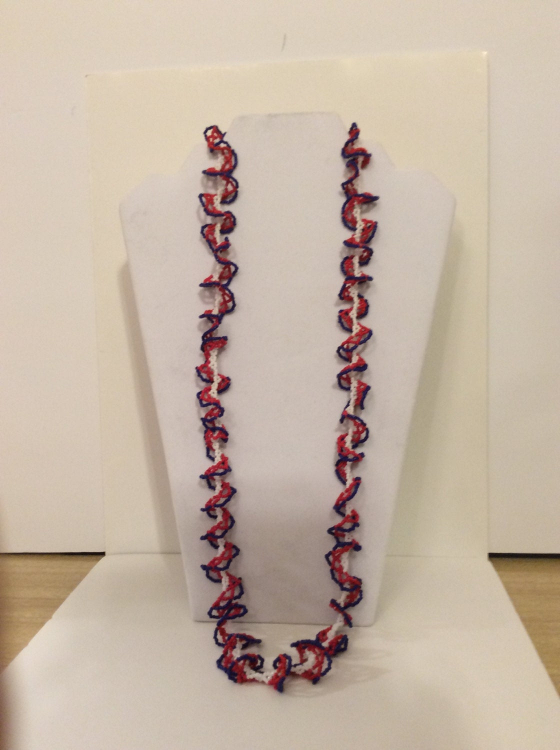 Handgemachte Halskette Rot Weiss Blau, Blau Und Weiss, Oglala Schmetterling Stitch von JeriAielloartstore