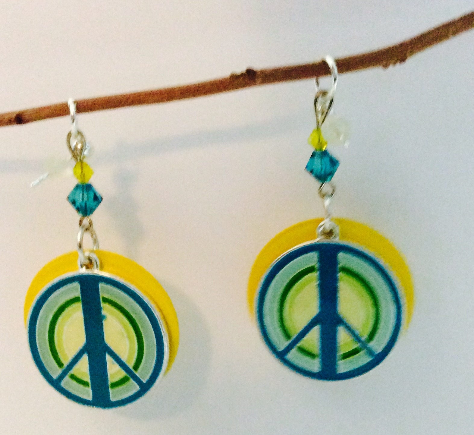 Handgemachte Peace Ohrringe, Sommer Schmuck, Layered Doppel Charms, Urlaubs Garderobe, Pool Hippie Boho, Beach Farben von JeriAielloartstore