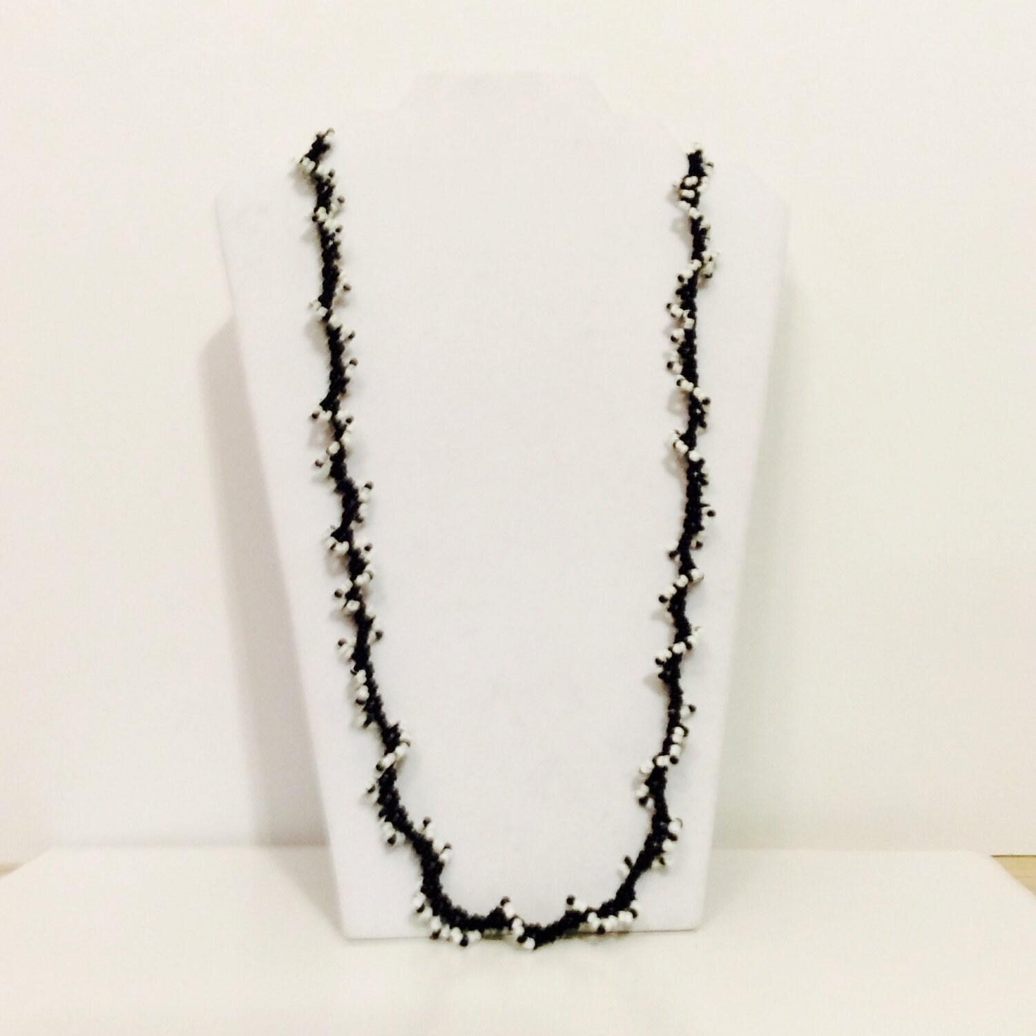 Handgemachte Schwarze Und Weisse Lange Kette Mit Rüschen, Brodierter Schmuck, Eleganter Schmuck von JeriAielloartstore