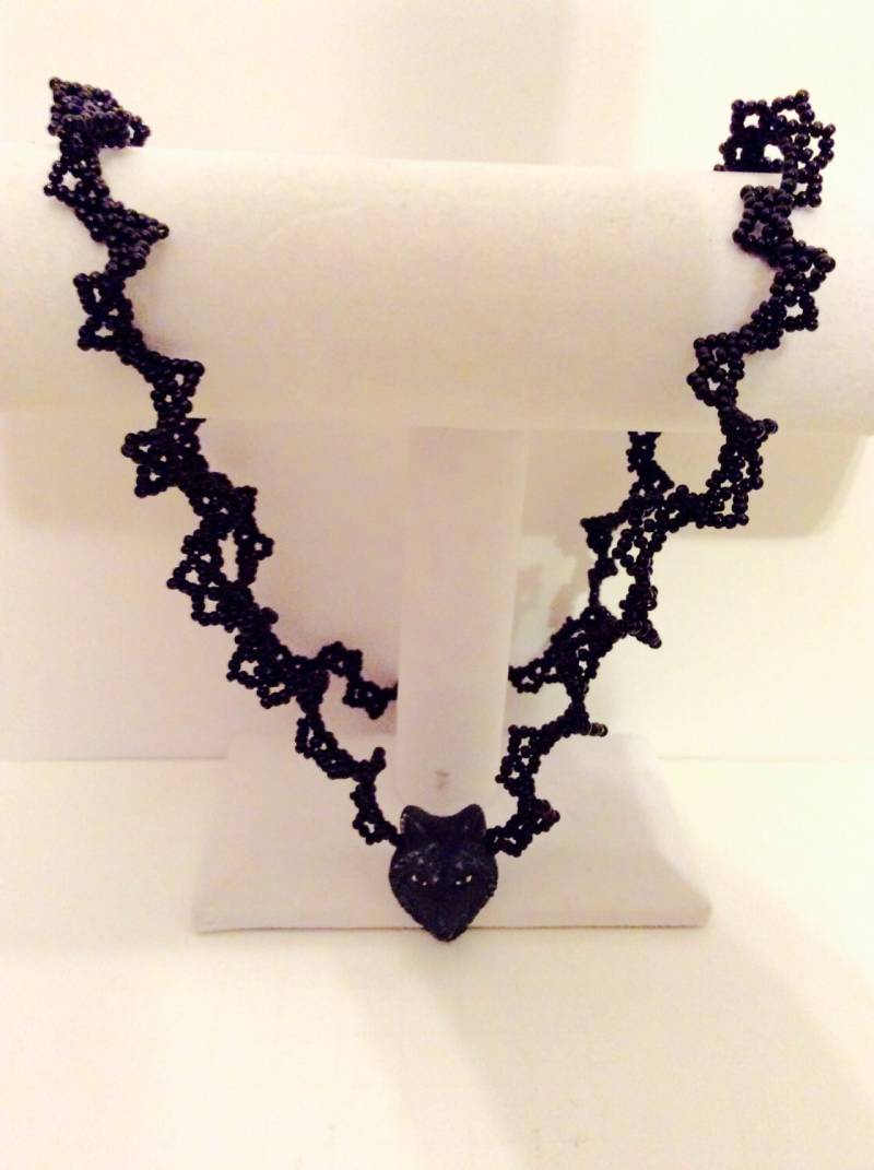 Handgemachte Schwarze Wolf Gesicht Halskette, Wildtier Zubehör, Spitzen Oglala Schmetterling Stich, Schmuck, Schwarzer Schmuck Mit Rüschen Handgemachte Schwarze Wolf Gesicht Halskette, Wildtier Zubehör, Spitzen Oglala Schmetterling Stich, Schmuck, Schwarzer Schmuck Mit Rüschen von JeriAielloartstore